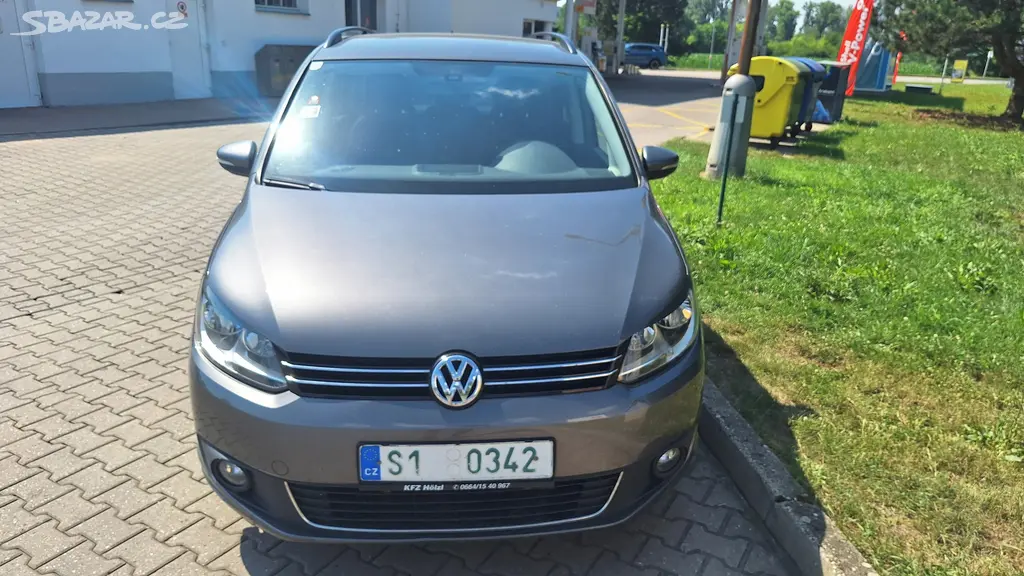 VW Touran 2.0TDi, r. 2013, 179.890 km - Servis. kn - fotka 2