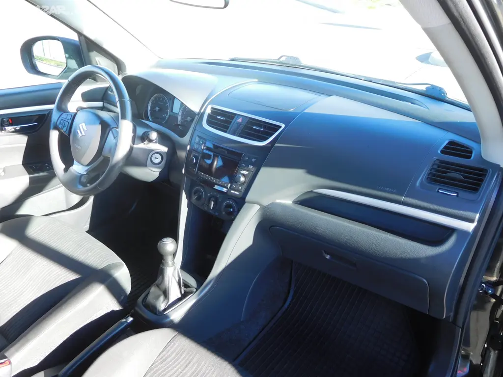 Suzuki Swift 1.2i Sport, 66 kW, Klima - fotka 5