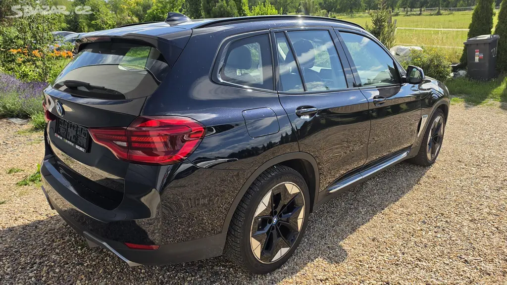 BMW iX3, 210 kW, head-up display - fotka 2