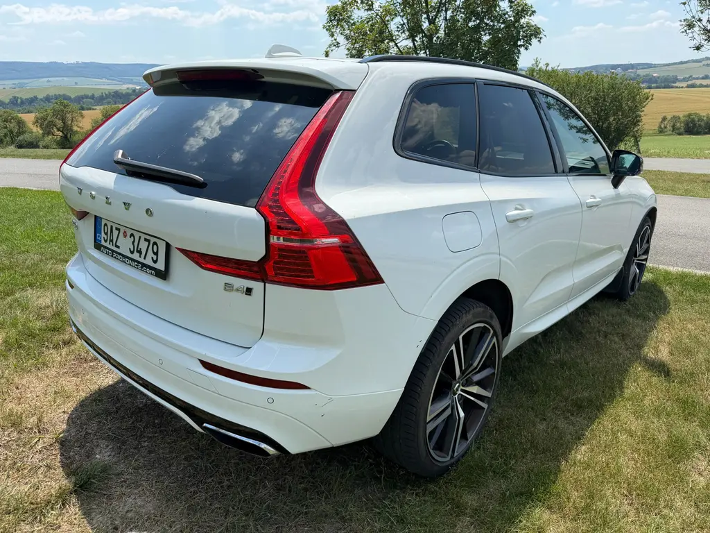 Volvo XC60 B4 AWD R-Design 2020 83 300 km - fotka 4