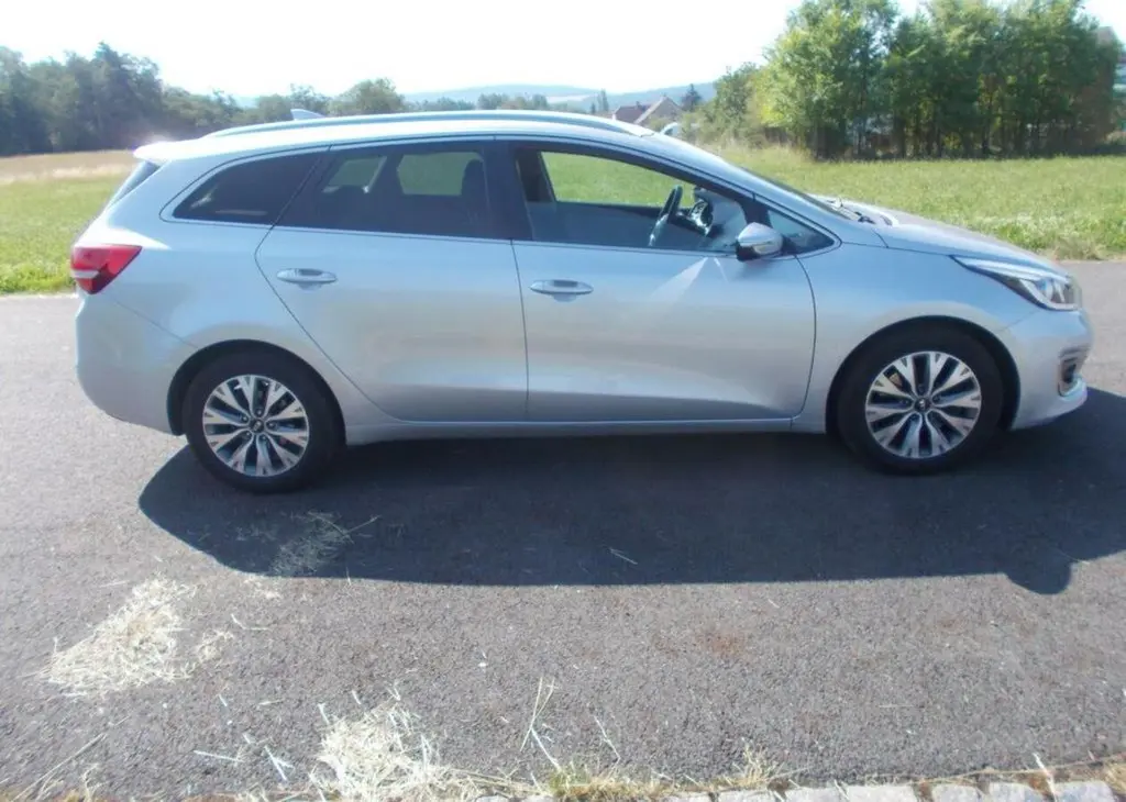 Kia Cee´d 1,6 99kw 72 000km ČR-2 majitel benzín - fotka 5