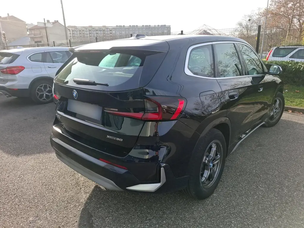 BMW iX1, xDrive30 - fotka 2