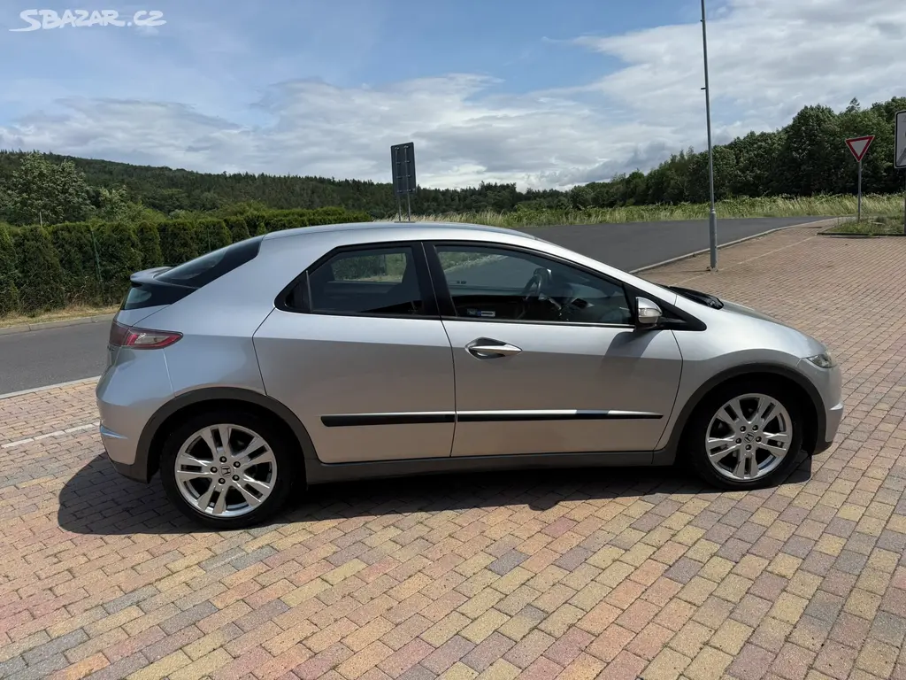 HONDA CIVIC VIII 1.8 i-VTEC 103kW-2011-122.274KM- - fotka 5