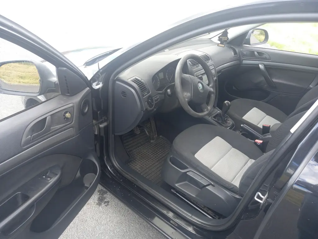 ŠKODA OCTAVIA II 1.6 FSI 85 KW - fotka 5