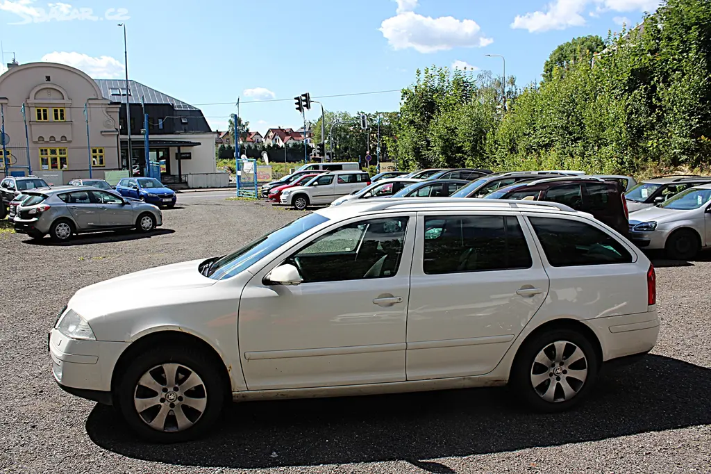 Škoda Octavia, Kombi 2.0 TDi DSG Elegance - fotka 5