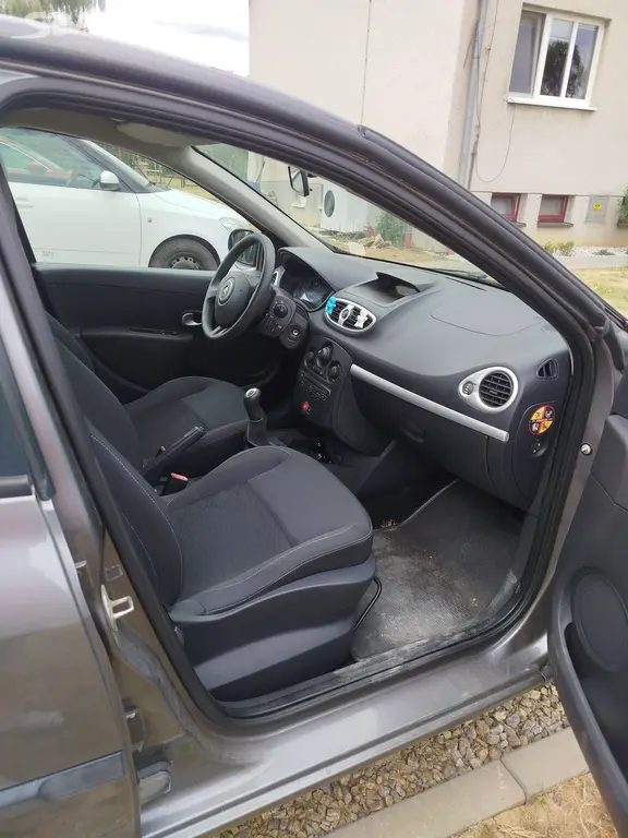 Renault Clio 1.2 Benzín (55 kW) - fotka 2