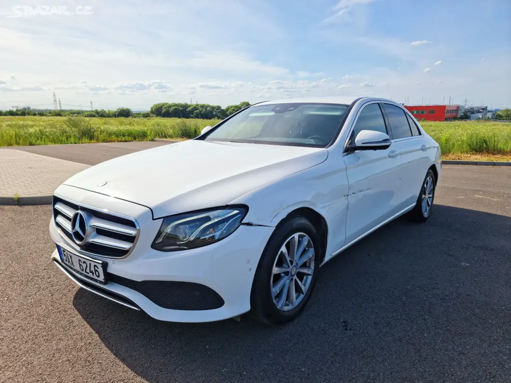 Mercedes-Benz E220d - lehce poškozený - fotka 5
