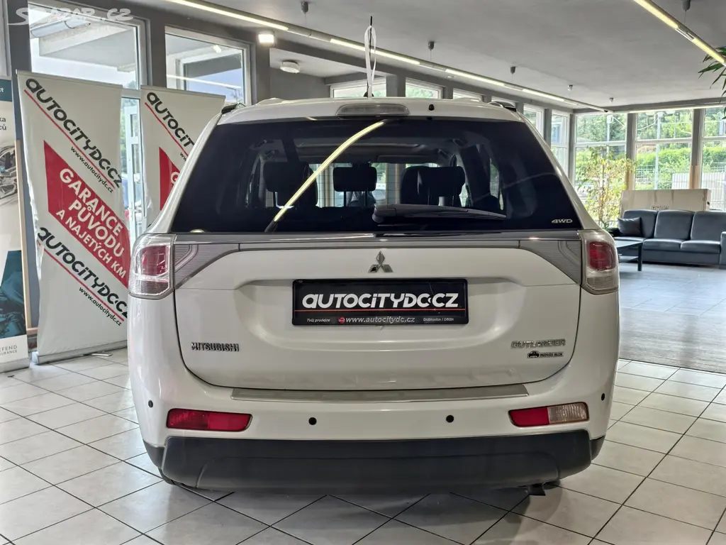 Mitsubishi Outlander, 2.2 DI-D 110kW A/T, 7MÍST, 4x4 - fotka 6