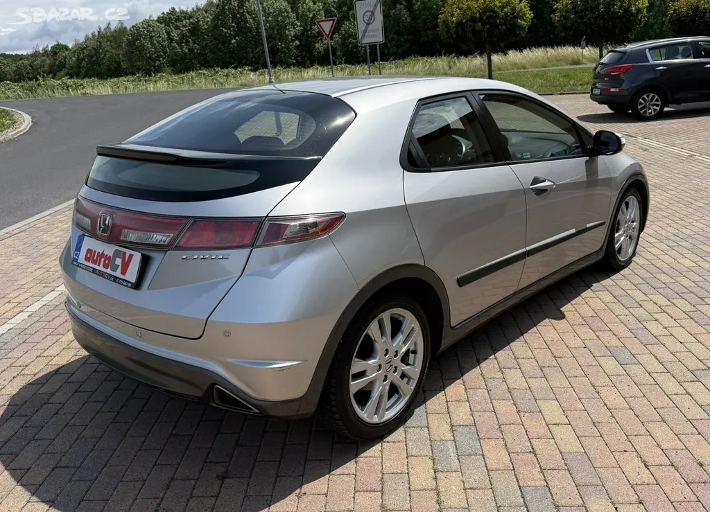 HONDA CIVIC VIII 1.8 i-VTEC 103kW-2011-122.274KM- - fotka 6