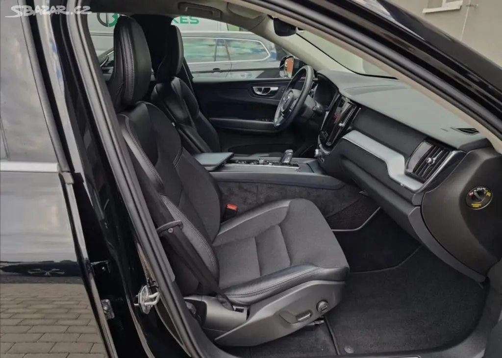 Volvo XC60, B4 145kW AWD Momentum Pro,ČR - fotka 6