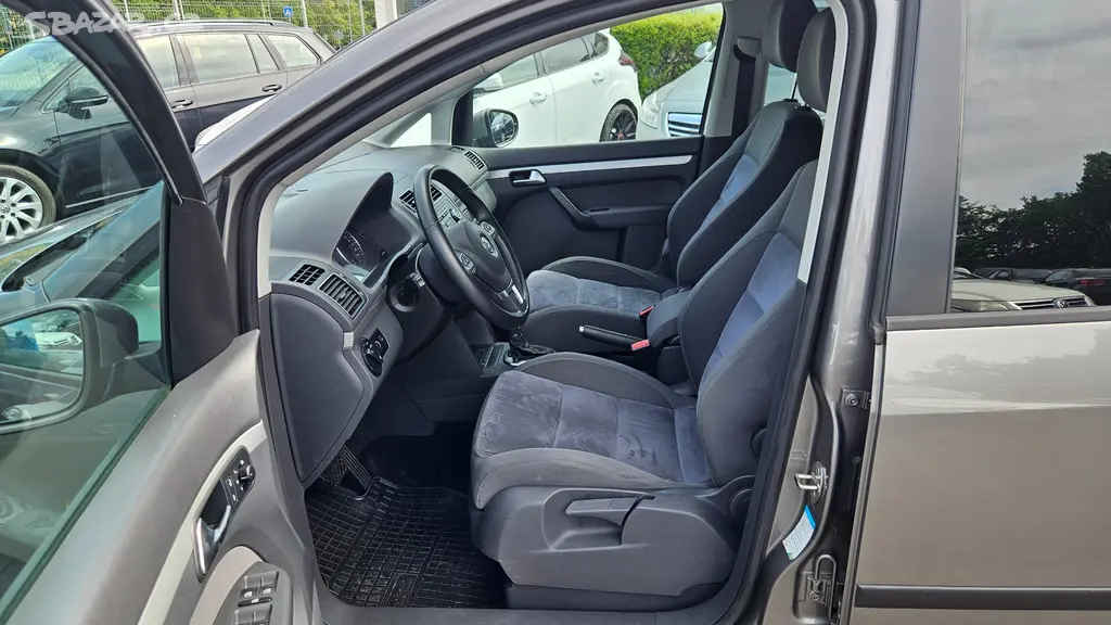 Volkswagen Touran 1,6 TDi DSG - fotka 5