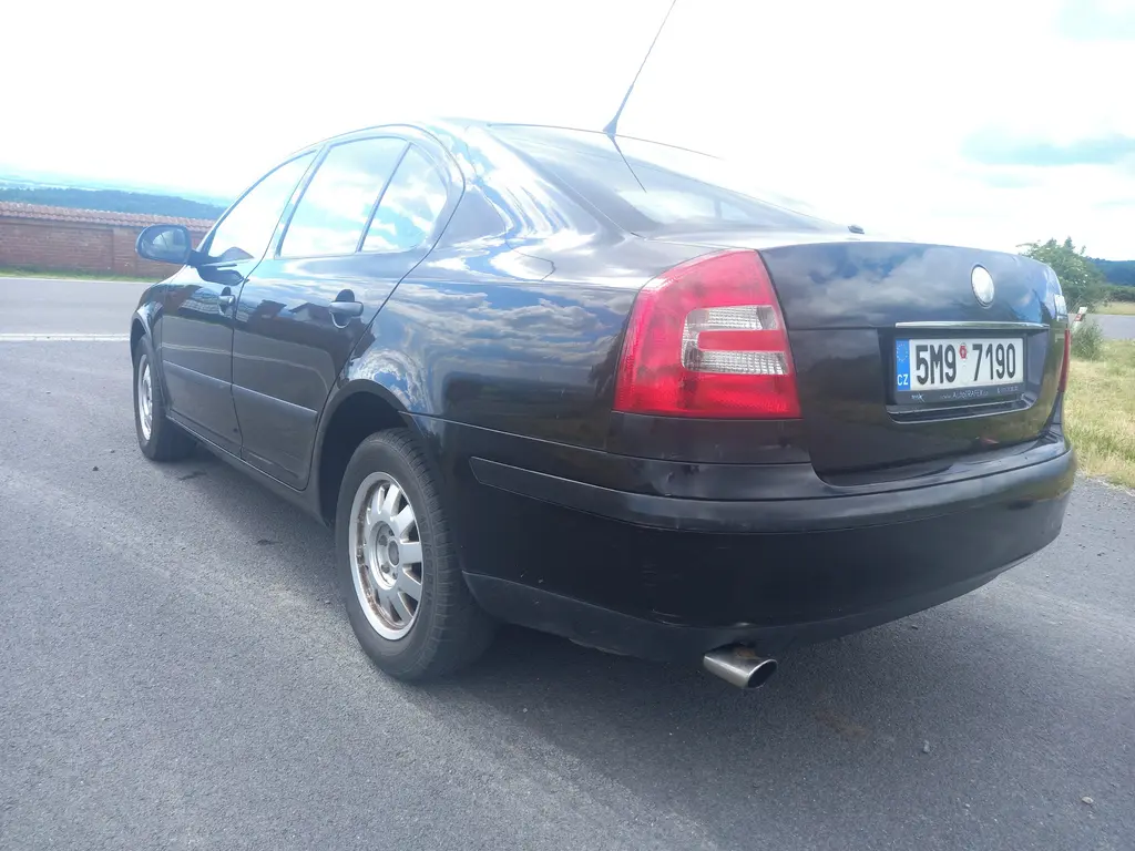 ŠKODA OCTAVIA II 1.6 FSI 85 KW - fotka 3
