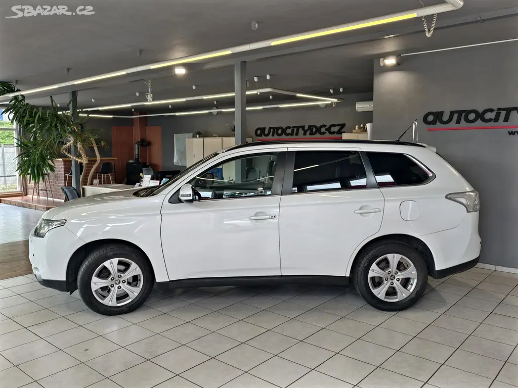 Mitsubishi Outlander, 2.2 DI-D 110kW A/T, 7MÍST, 4x4 - fotka 4