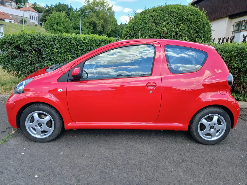 Toyota Aygo 1.0 VVTi Automat jen 70.000 Km - fotka 2