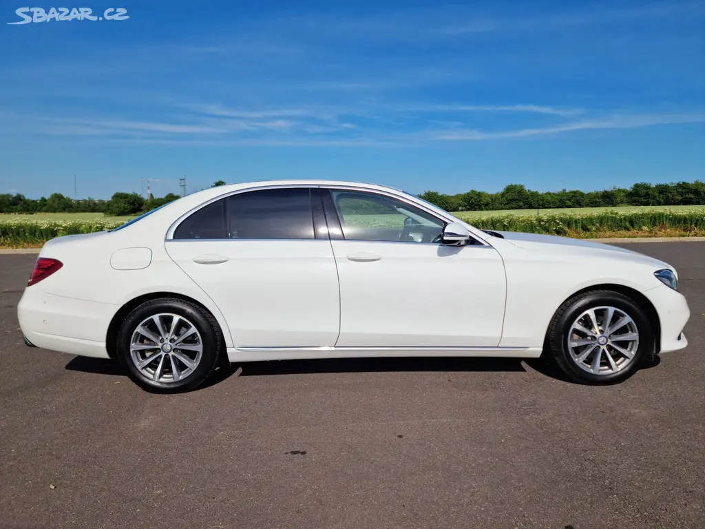 Mercedes-Benz E220d - lehce poškozený - fotka 2