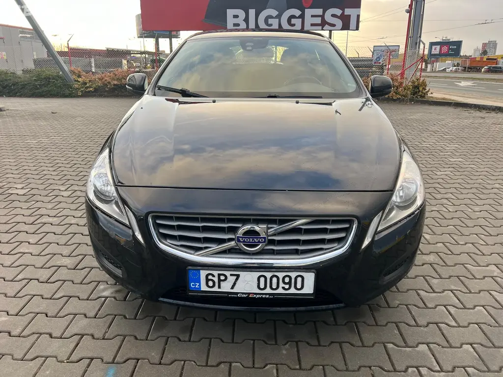 PRONÁJEM VOLVO V60 1.6 TDi - fotka 2