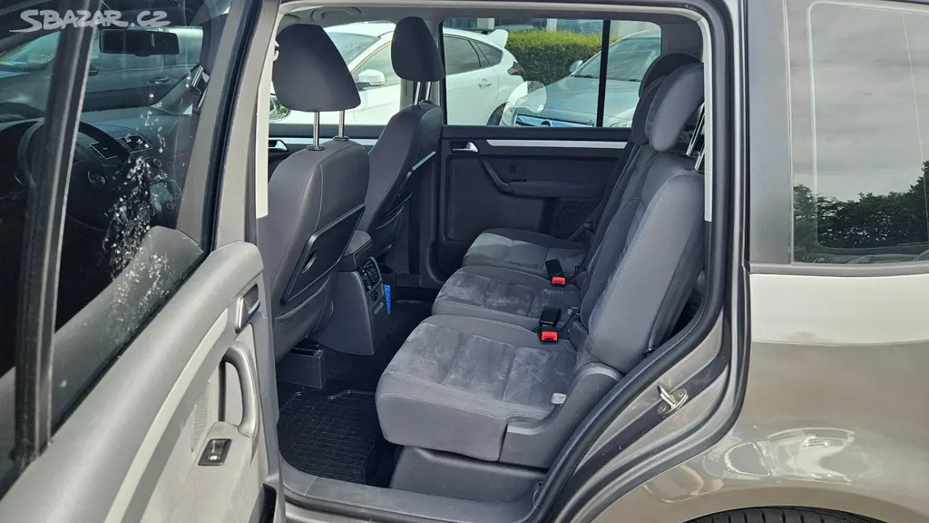 Volkswagen Touran 1,6 TDi DSG - fotka 6