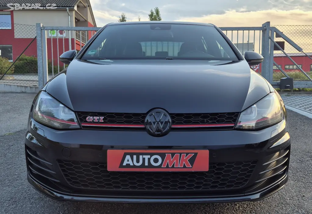VW Golf VII. GTI DSG 2.0TSI 169 KW 2 maj serv kni - fotka 2