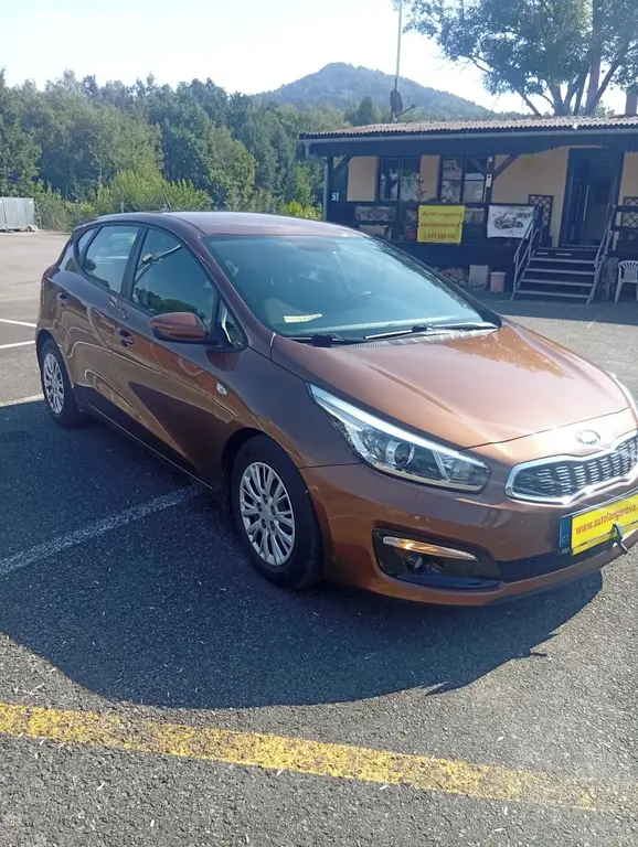 Kia Ceed 1,4 benzín CVVT 73kw 1.maj ČR -71979km - fotka 3