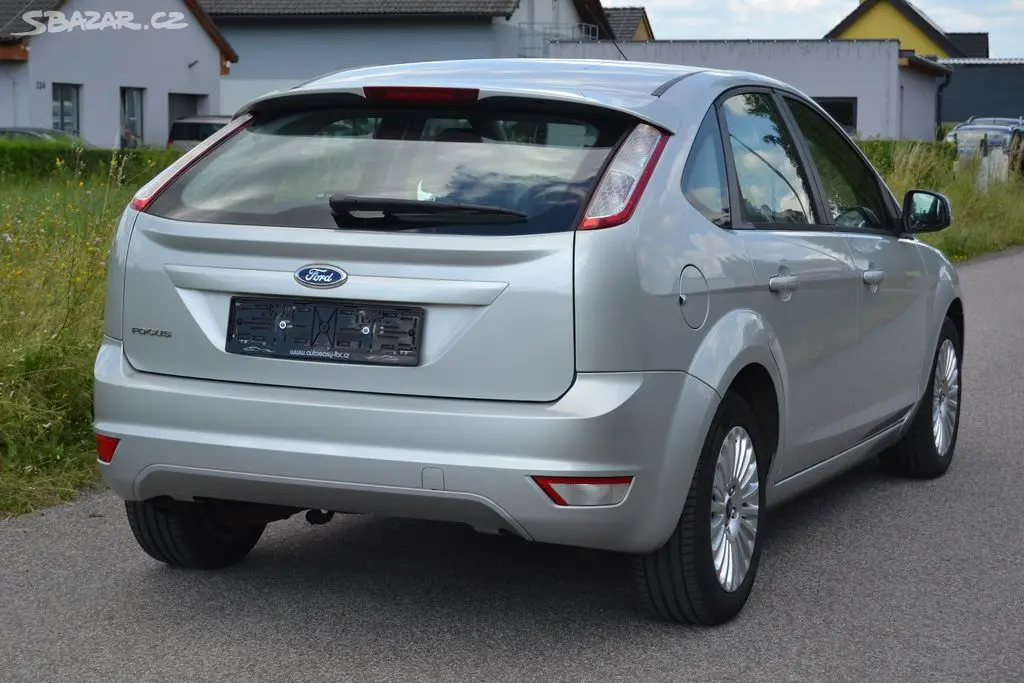 Ford Focus 1.6i 16V 74kW Titanium 5dv. - fotka 4