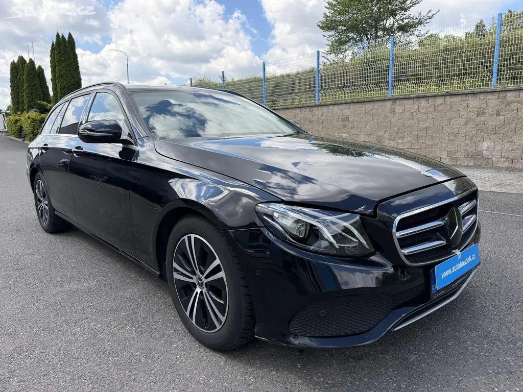 Mercedes-Benz Třídy E, Kombi 220D 143kW 4MATIC - fotka 3