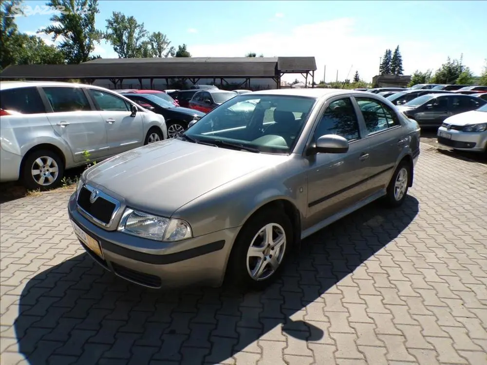 Škoda Octavia 1,6 MPI TOUR,TAŽNÉ ZAŘÍZENÍ - fotka 2