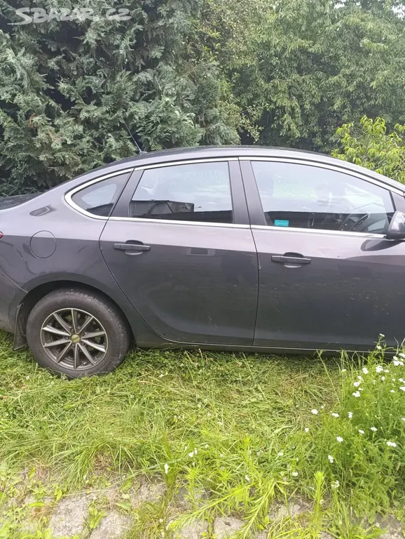 OPEL ASTRA J SEDAN DIESEL - fotka 3