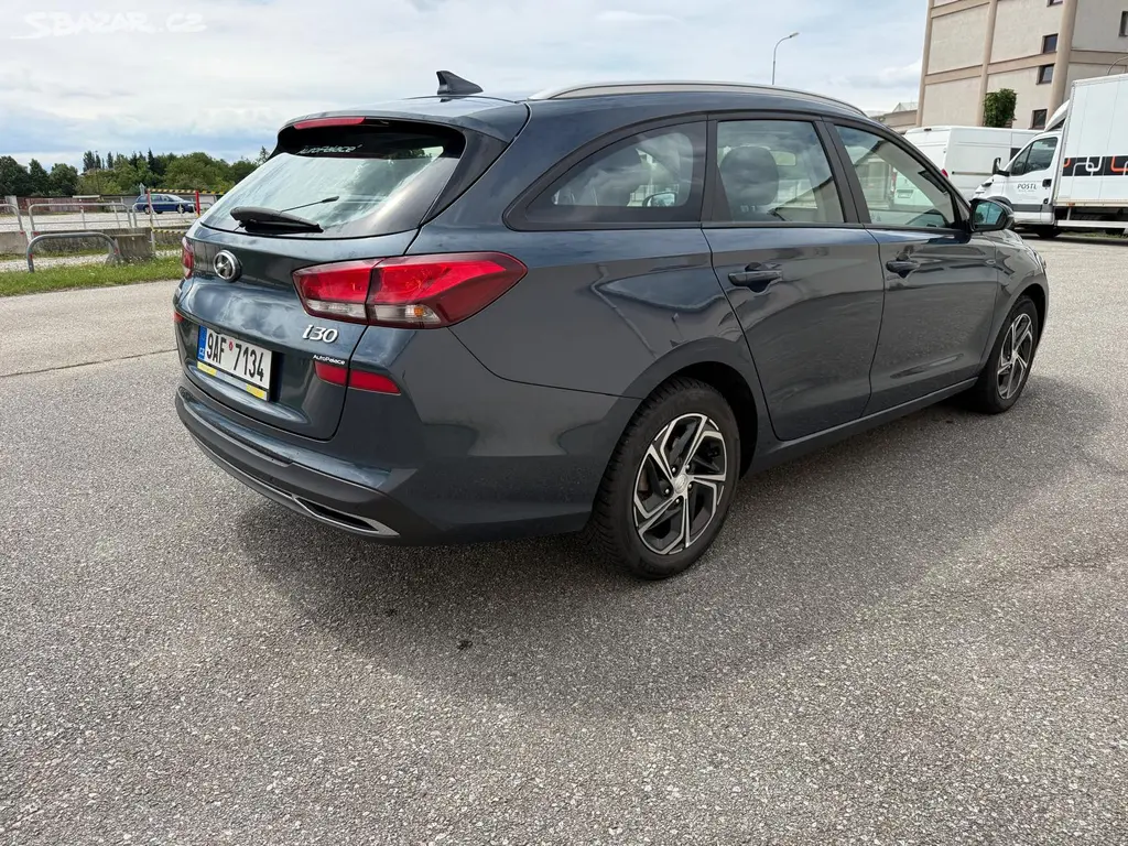 Hyundai i30 combi 1.5 benzin - fotka 2