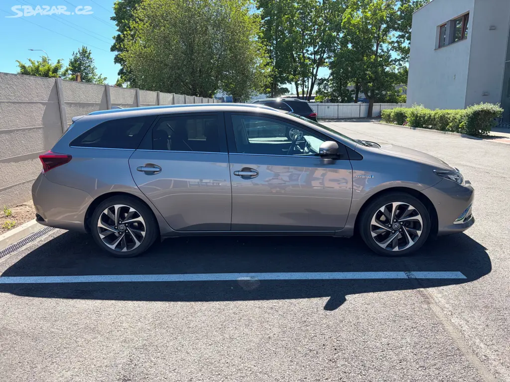 Totota Auris 1.8 Hybrid kombi - v tovární ZÁRUCE ! - fotka 2