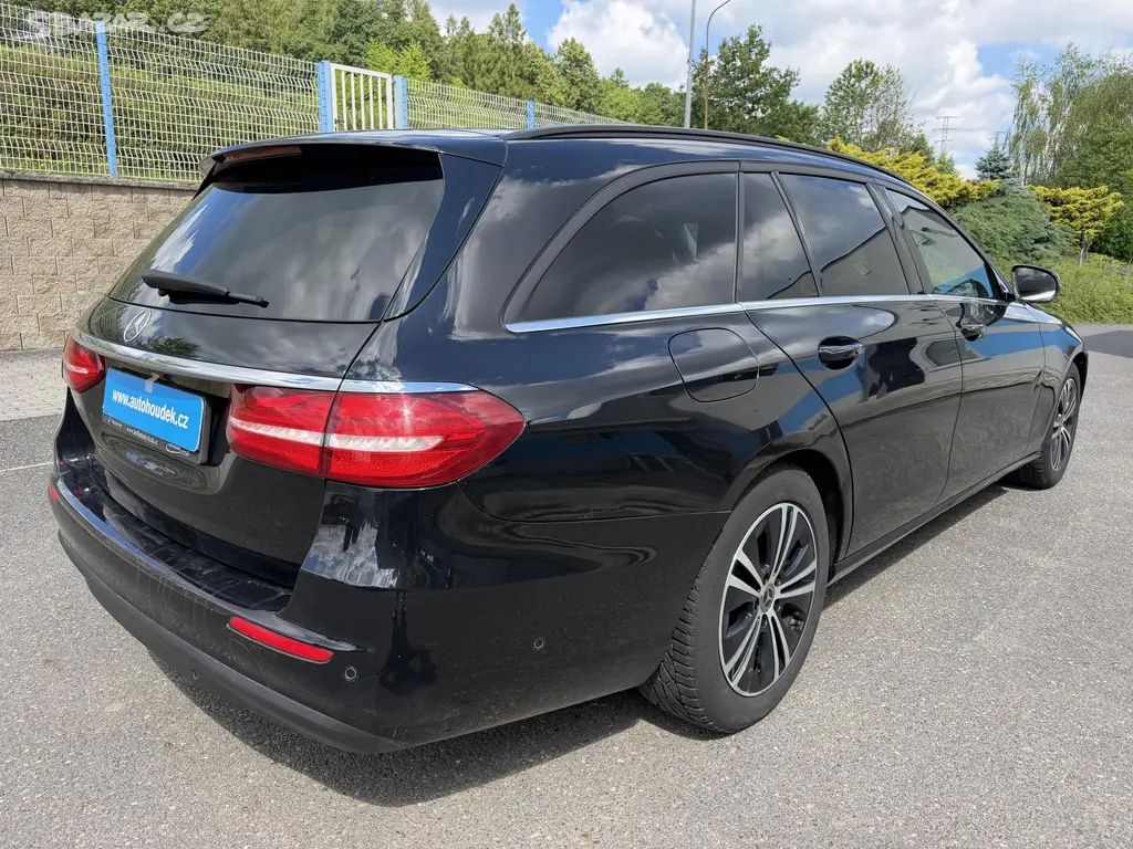 Mercedes-Benz Třídy E, Kombi 220D 143kW 4MATIC - fotka 6