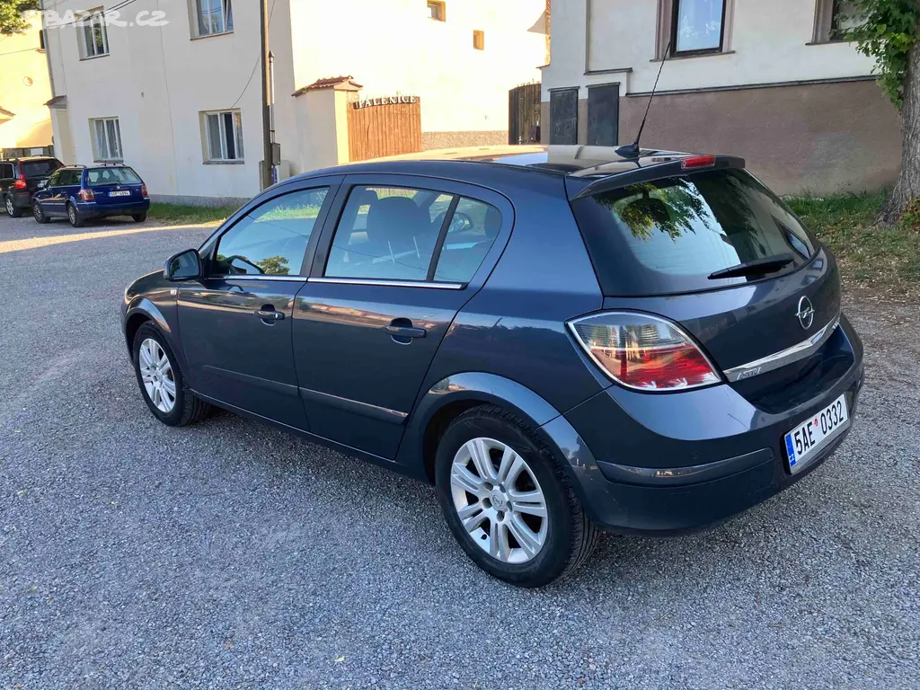 Opel Astra H 1.7 CDTI - fotka 4