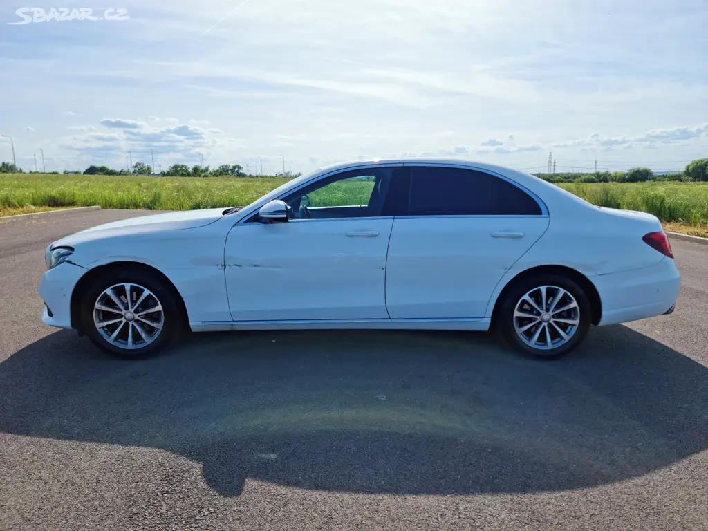 Mercedes-Benz E220d - lehce poškozený - fotka 6
