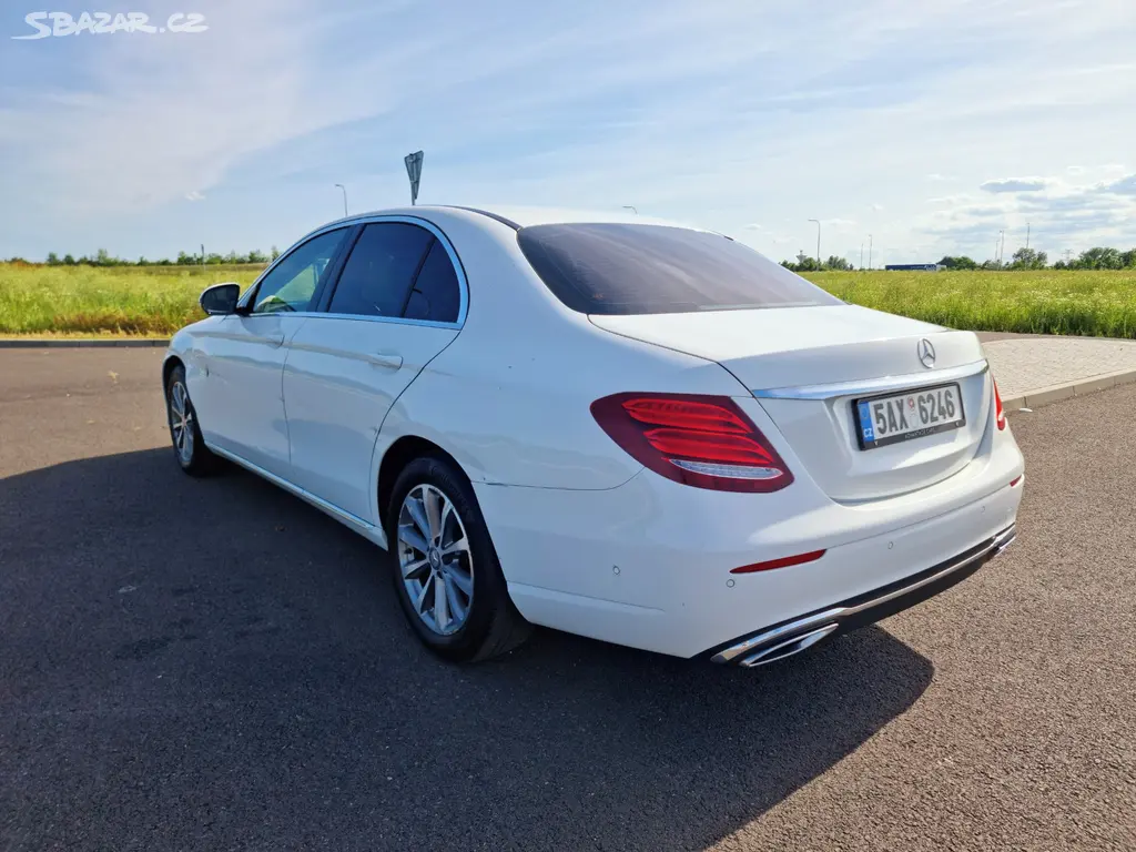 Mercedes-Benz E220d - lehce poškozený - fotka 4
