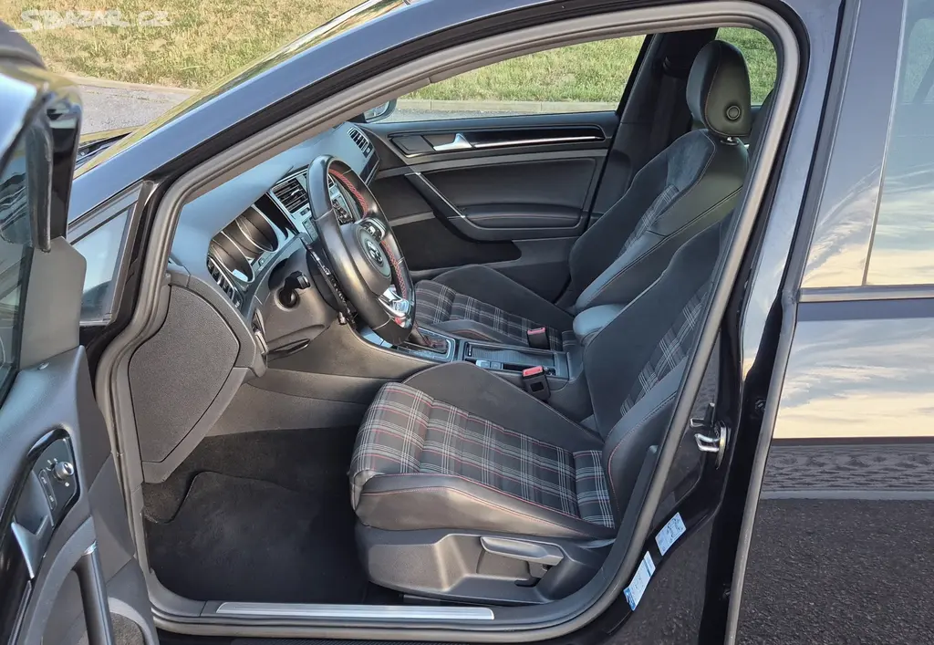 VW Golf VII. GTI DSG 2.0TSI 169 KW 2 maj serv kni - fotka 6