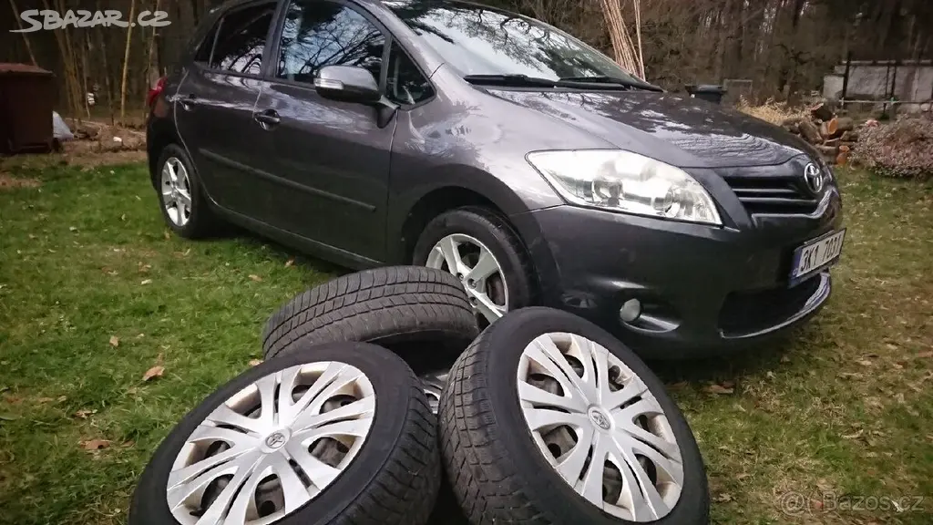 Toyota Auris 1,6 Valvematic, rok 2011 - fotka 3