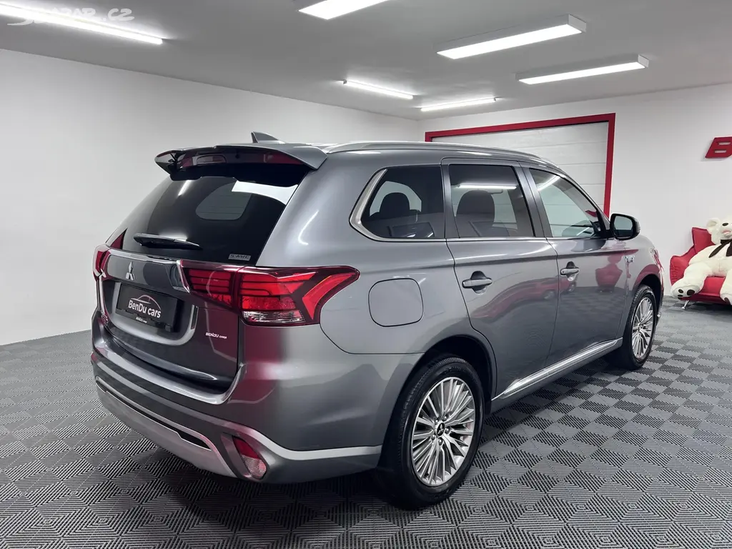 Mitsubishi Outlander, 2.4 PHEV 165 kW, 4x4, 2020 - fotka 4