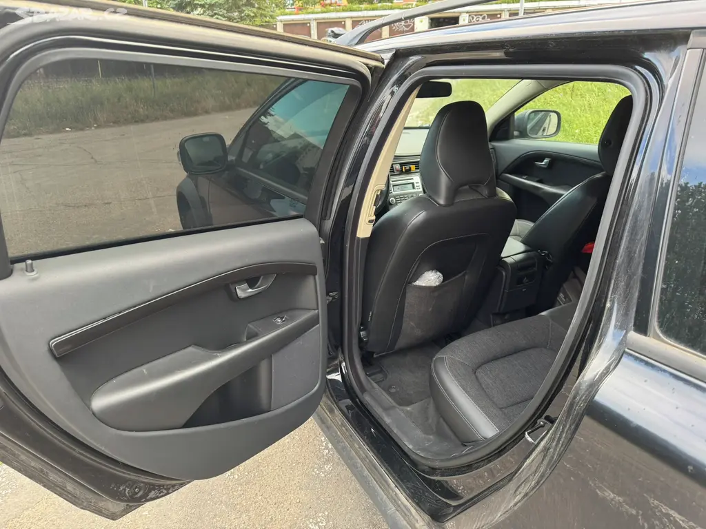 Volvo XC70 2,4D AWD, TZ, Manuál , DPH - fotka 5