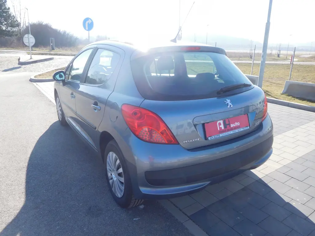 Peugeot 207 1.4i Urban, 54 kW, Klimatizace - fotka 4