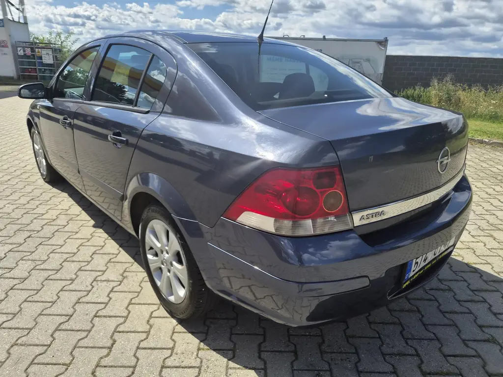 Opel Astra, 1,6 16V Enjoy - fotka 4