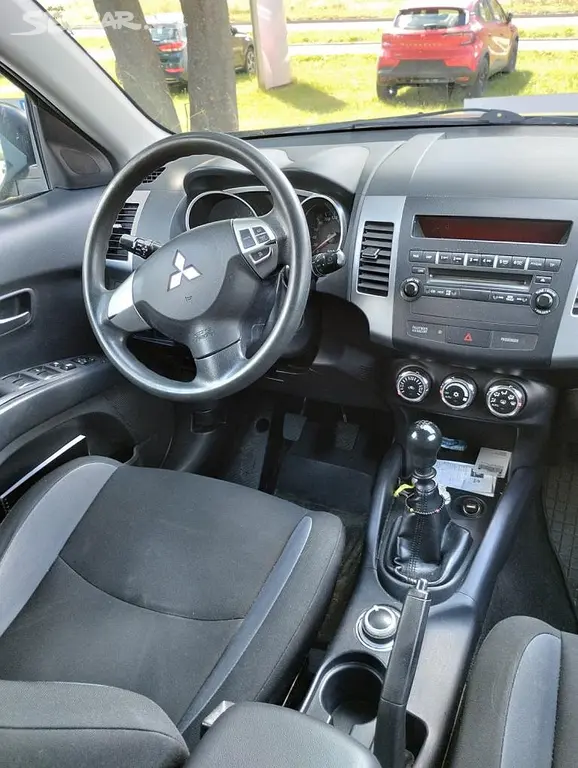 Mitsubishi Outlander, 2.2 DI-D INVITE 4WD - fotka 4