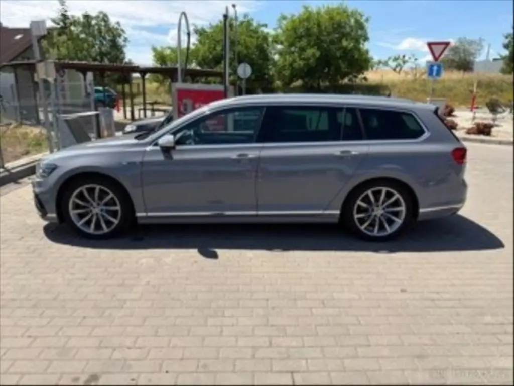 Volkswagen Passat Variant 2,0 B8 R-Line TDI 2023 - fotka 2