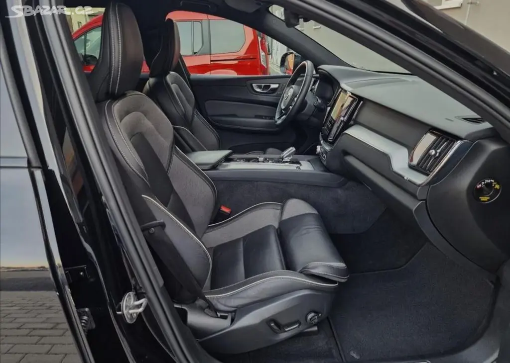Volvo XC60, B5 184kW Plus Dark Auto,1.Maj - fotka 6