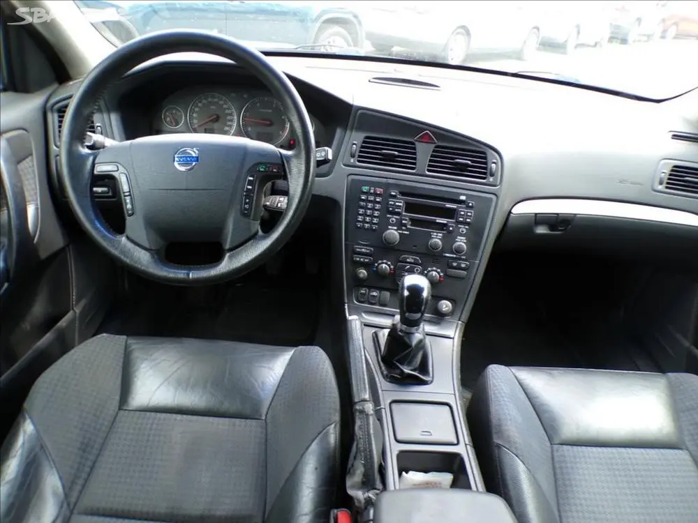 Volvo V70 2,4 D5 TAŽNÉ ZAŘÍZENÍ,XENONY - fotka 5