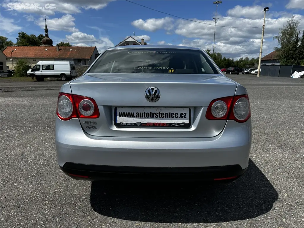 Volkswagen Jetta, 1,6 MPI-KLIMA-MÁLO KM - CEBIA - fotka 4