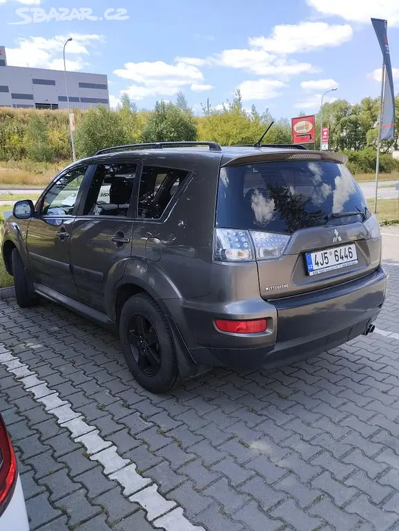 Mitsubishi Outlander, 2.2 DI-D INVITE 4WD - fotka 3