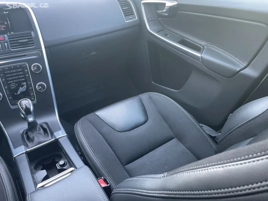 Volvo XC60, D4 AWD MOMENTUM Aut. - fotka 6