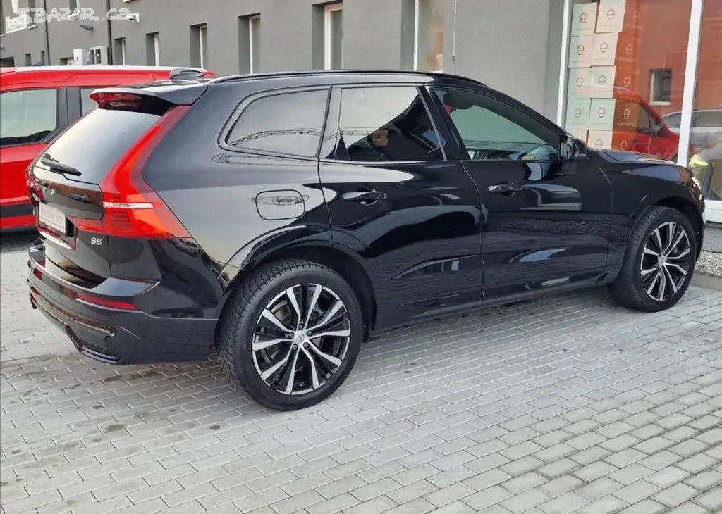 Volvo XC60, B5 184kW Plus Dark Auto,1.Maj - fotka 4