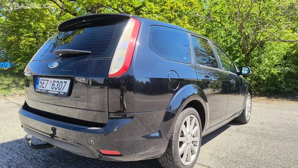 Ford Focus 1.8i 92 kW, r. v. 2010, 135 360 km - fotka 6