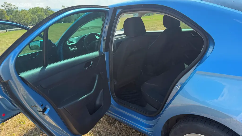 Škoda Rapid 1.2Tsi 63kw r.v.2012 modrá metalíza - fotka 5