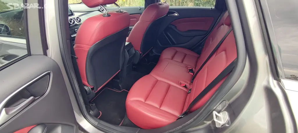 Také na splátky Mercedes Benz B 180d AMG-LINE 1.6 - fotka 3
